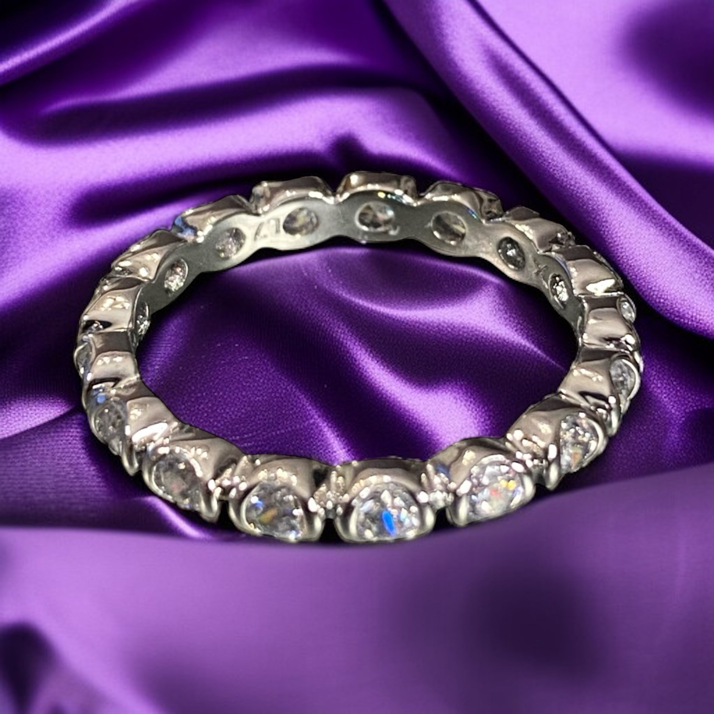 Zarif taşlı alyans