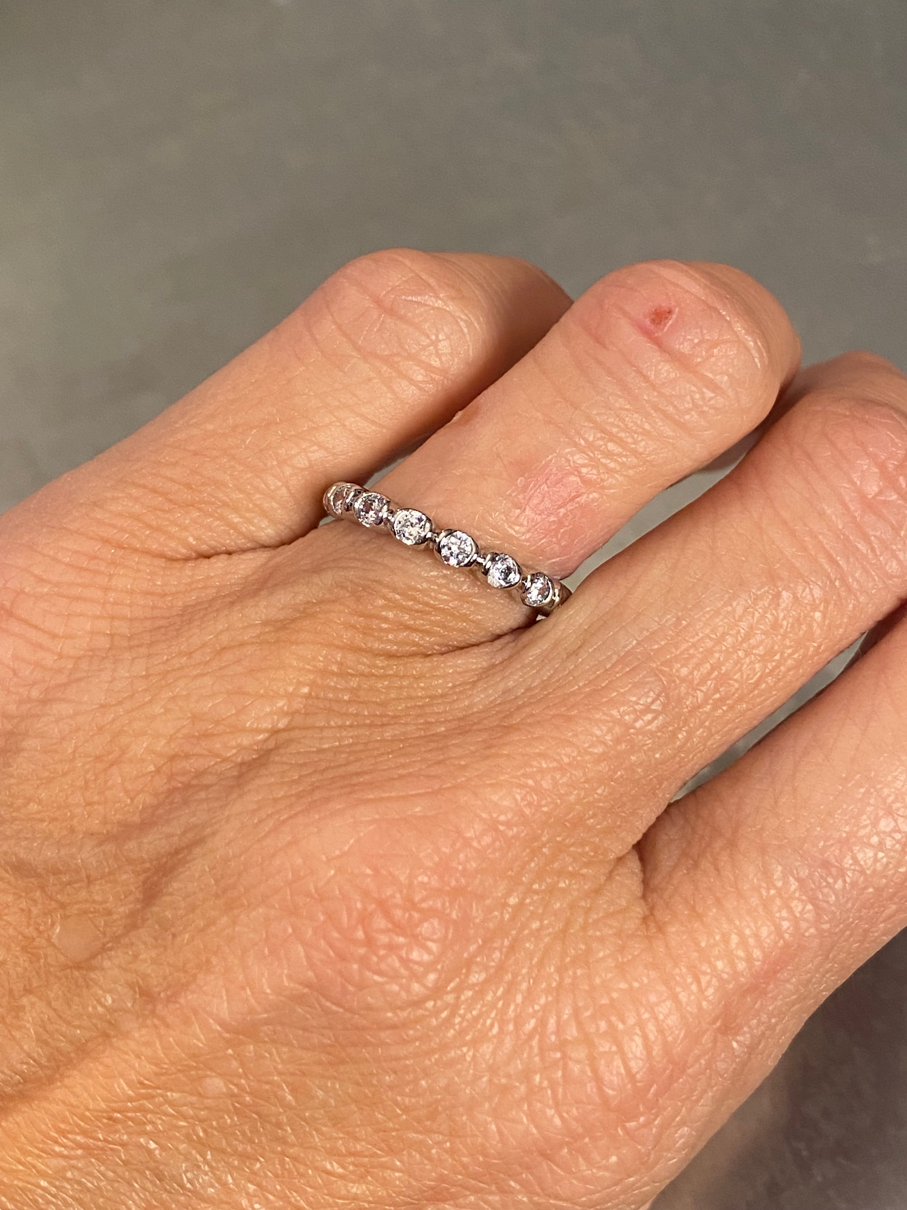 Zarif taşlı alyans