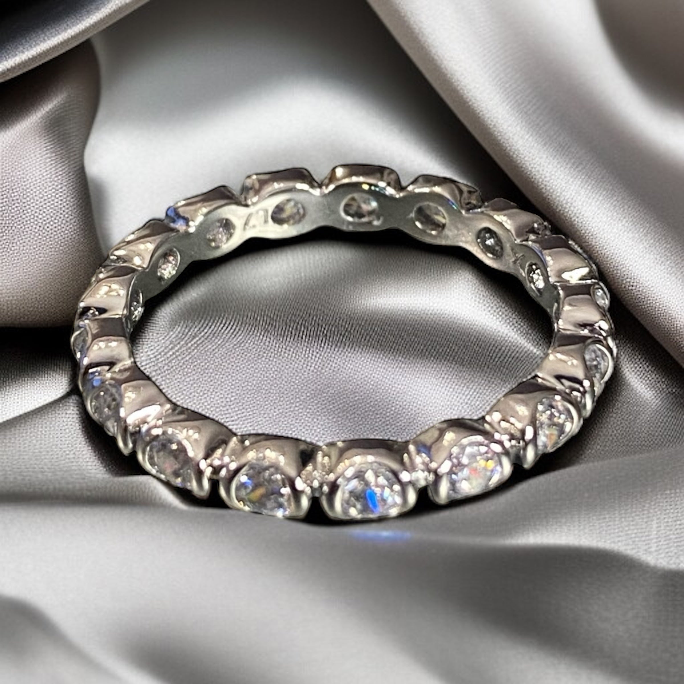 Zarif taşlı alyans