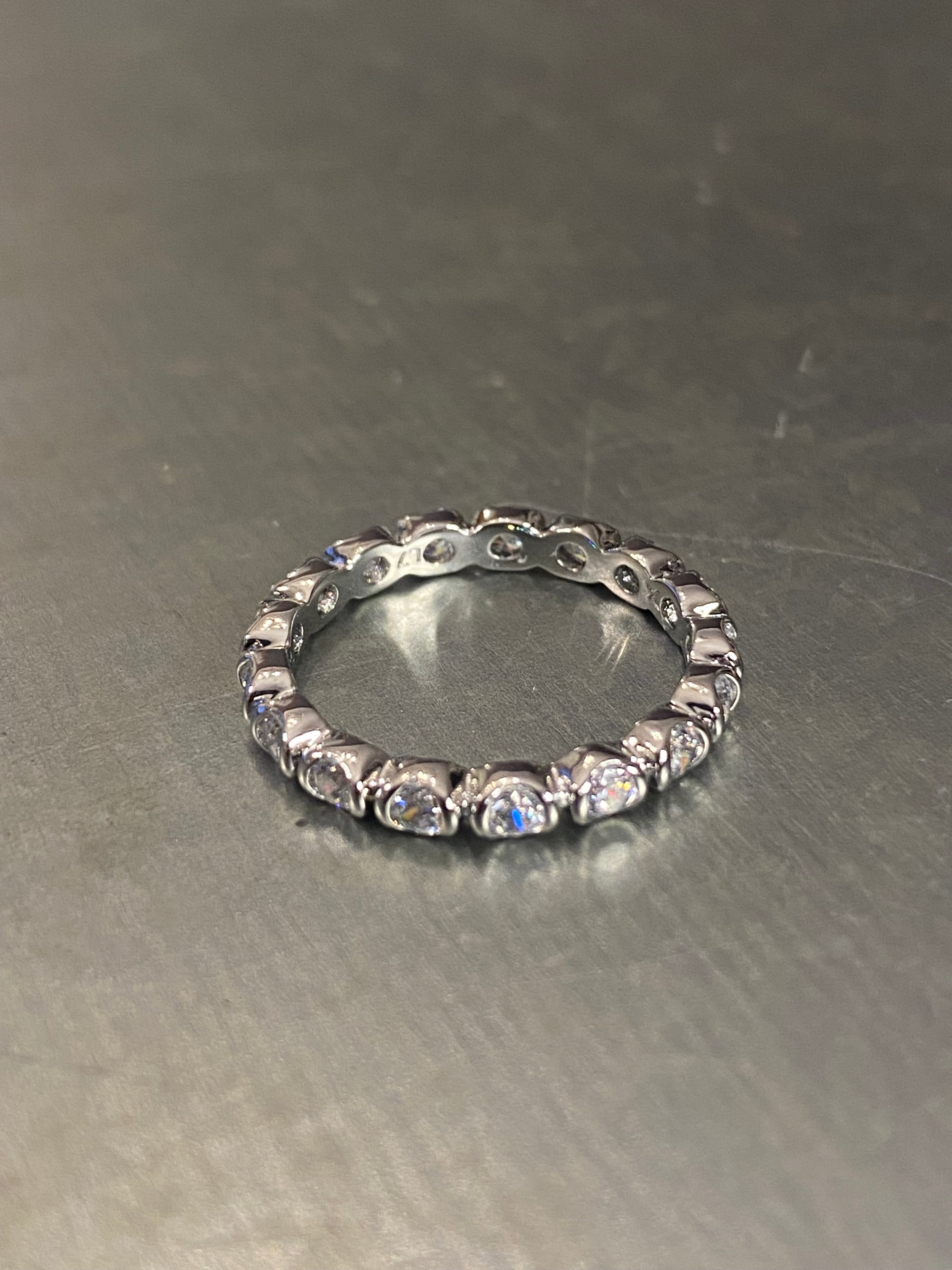 Zarif taşlı alyans