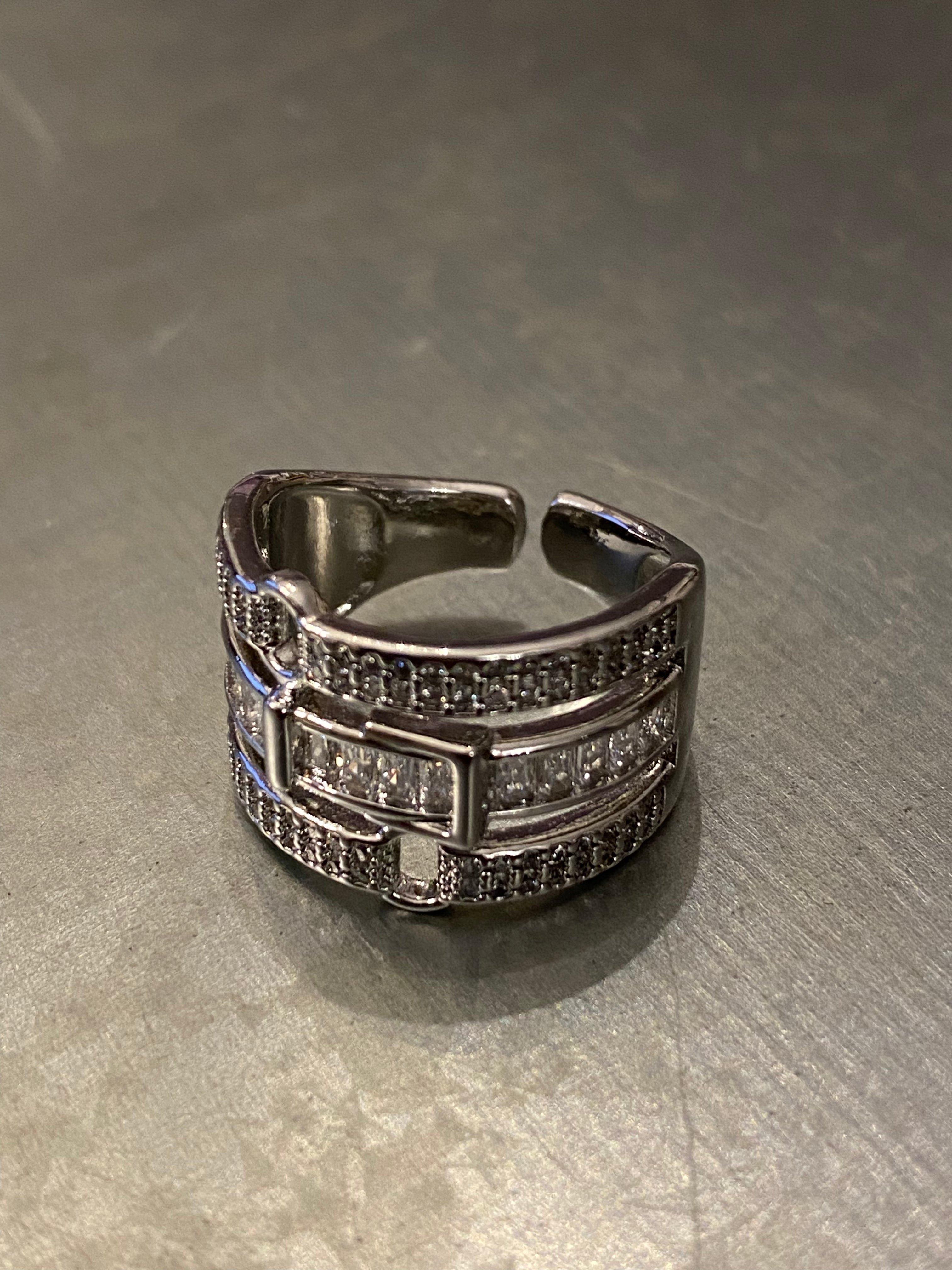 Baget ve pave taş detaylı 3 sıra yüzük