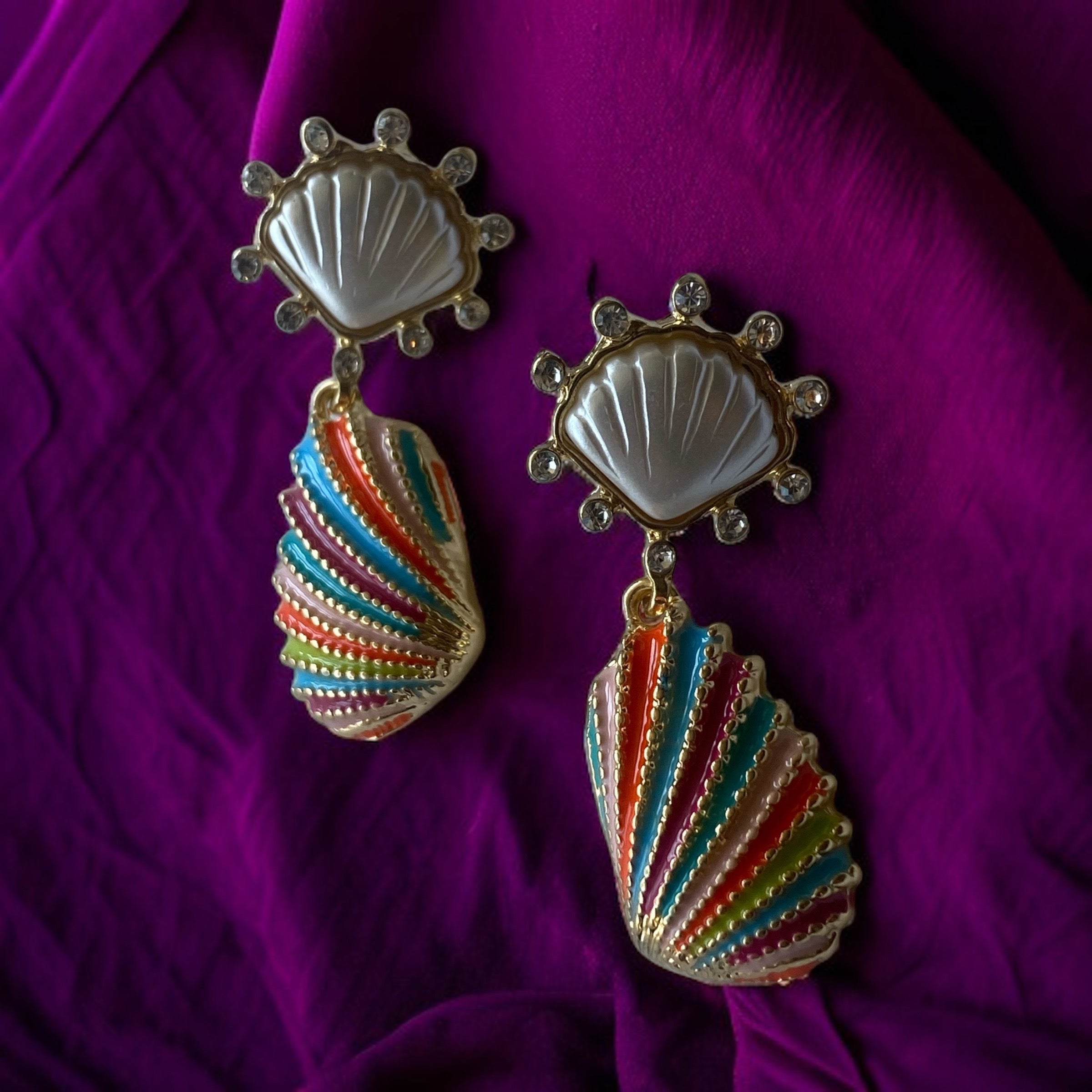 OVAL ,SALLANTILI RENKLİ OYSTER KÜPE