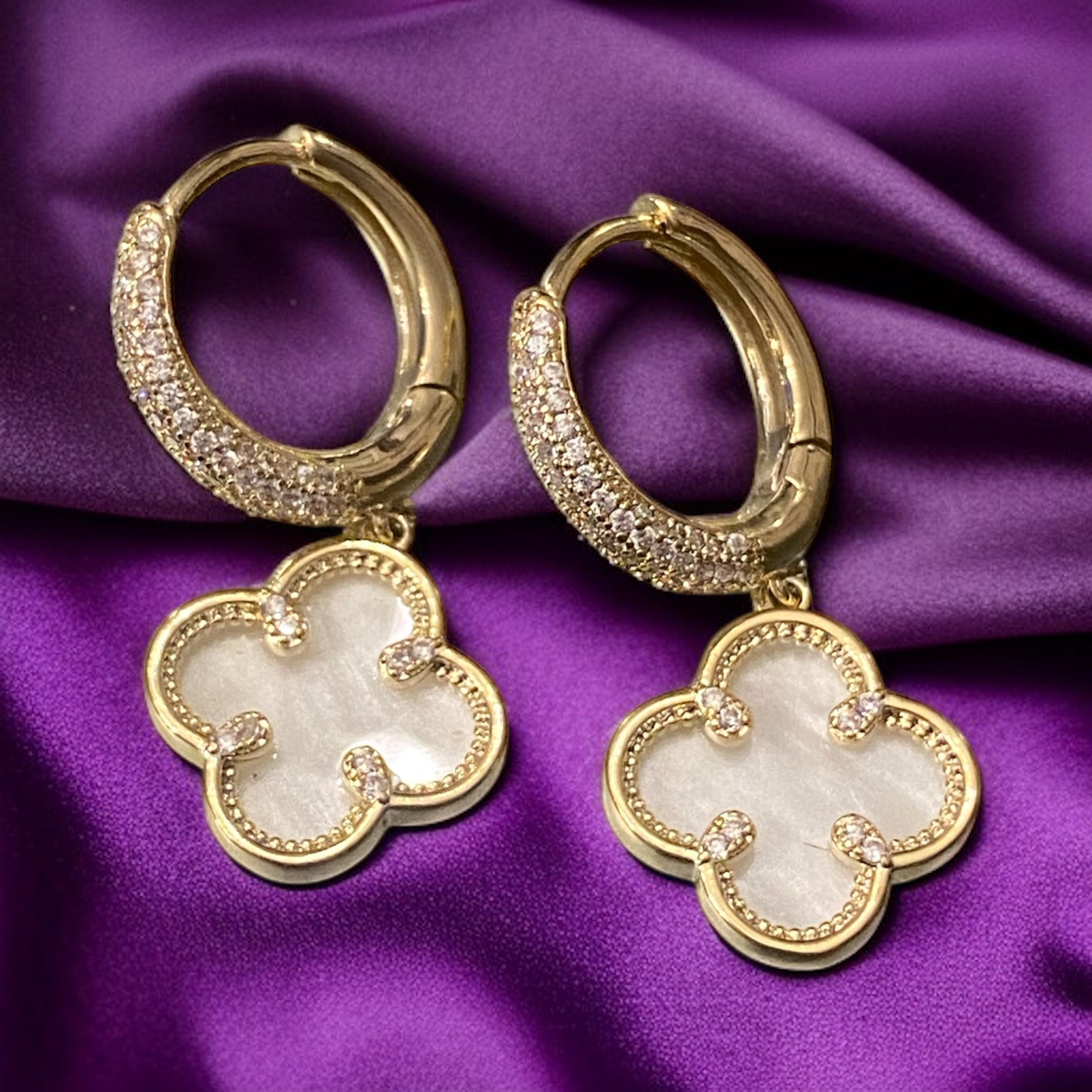 Viral Yonca sallantılı küpe